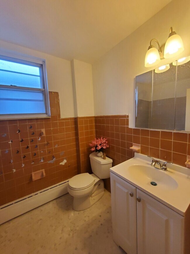 Building Photo - Nice 3Bd/1Ba Available Now...in Elmwood