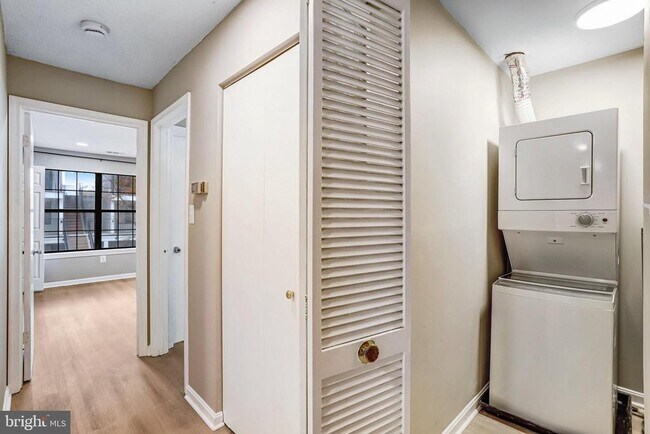 Building Photo - 1603 Carriage House Terrace