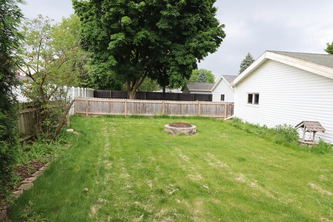 Building Photo - "Spacious 4-Bedroom 2 Bath with Finished B...