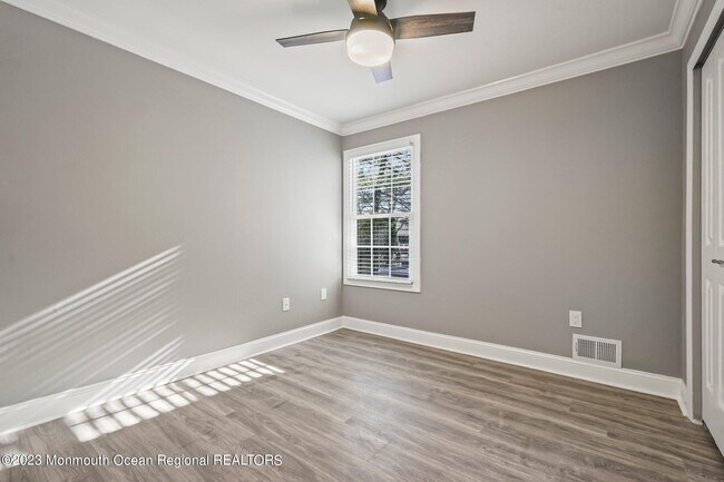 Building Photo - 7 Tulip Ln