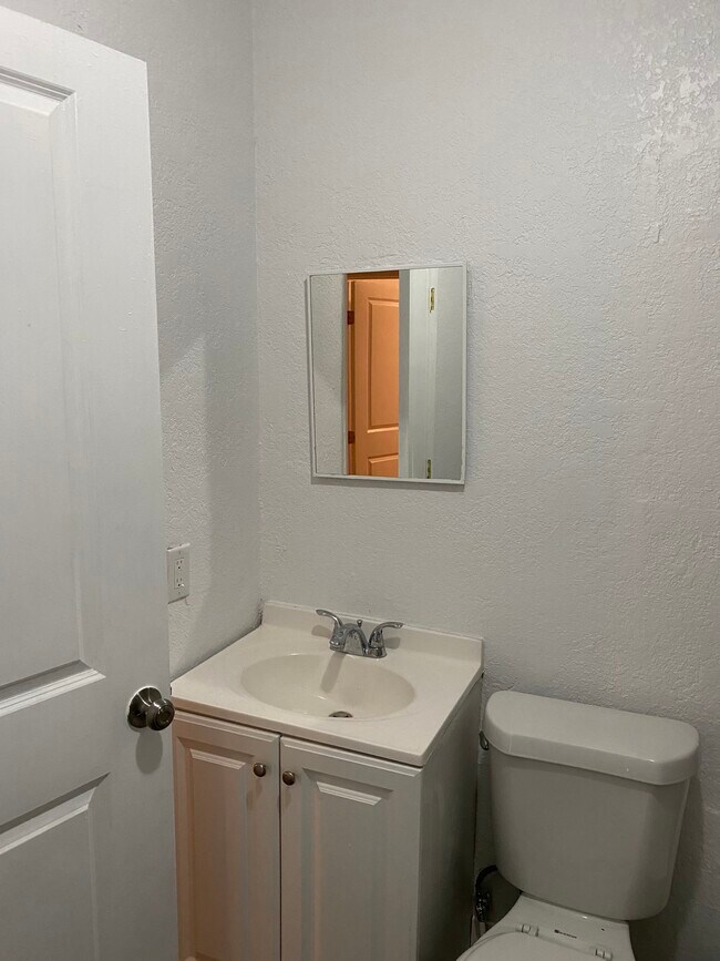 Bathroom - 735 27th Ave W