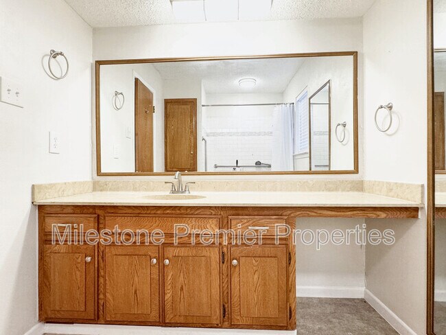 Building Photo - 2110 Oak Creek Cir