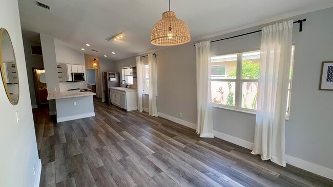 Building Photo - 5465 Grande Palm Cir