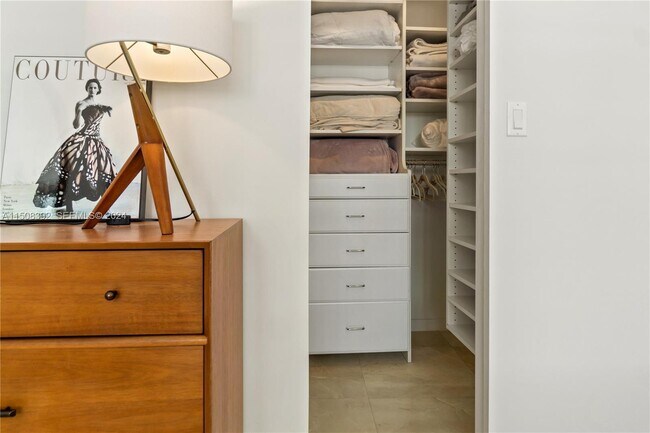 Building Photo - 100 Lincoln Rd