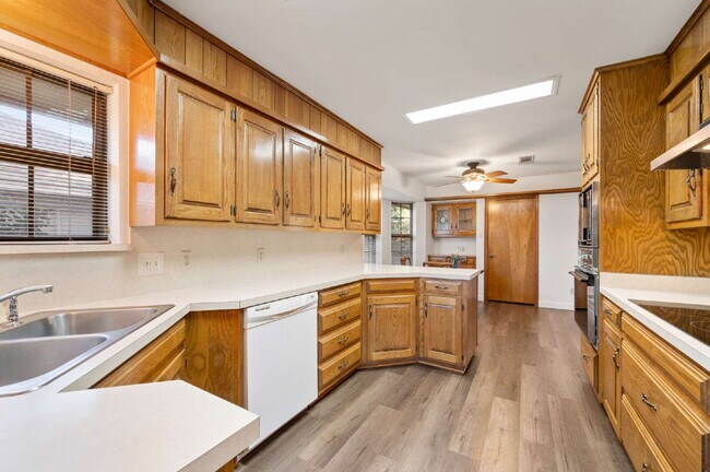 Building Photo - "Charming 3-Bed Oasis with Fireplace in the Heart of Grapevine – 2,238 Sq Ft of Comfort!"