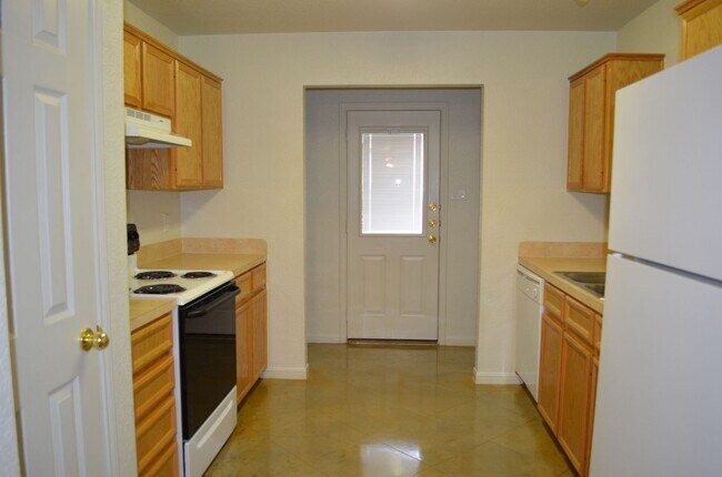 Building Photo - 911 LW