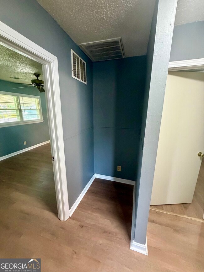 Building Photo - 208 Crescent Dr