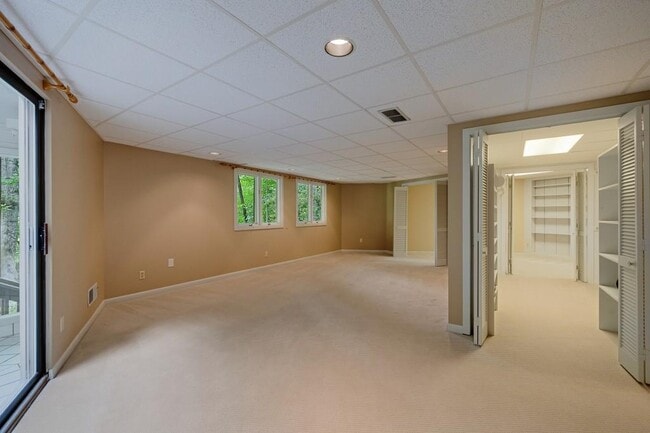 Building Photo - 130 Huntcliff Point NE