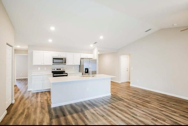 Building Photo - 1702 SW Airoso Blvd