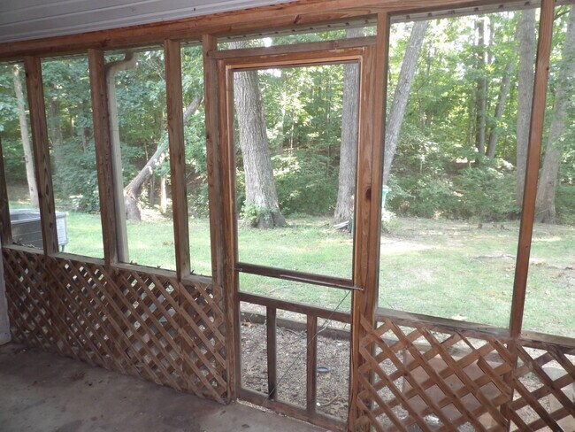 Building Photo - 244 Meadowview Dr