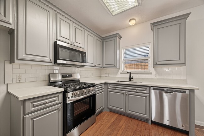 Building Photo - 218 Plaza Del Sol Park