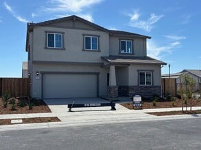 Building Photo - Newer DR Horton Smart Home with 5 Bedrooms and Bonus Loft