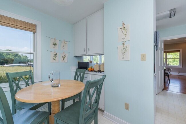 Building Photo - Weaverville Farmhouse Rental!