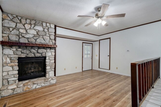Building Photo - Charming 3 Bedroom House in Springfield!