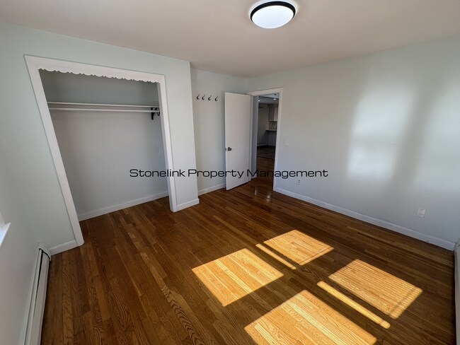 Building Photo - 321 Budlong Rd