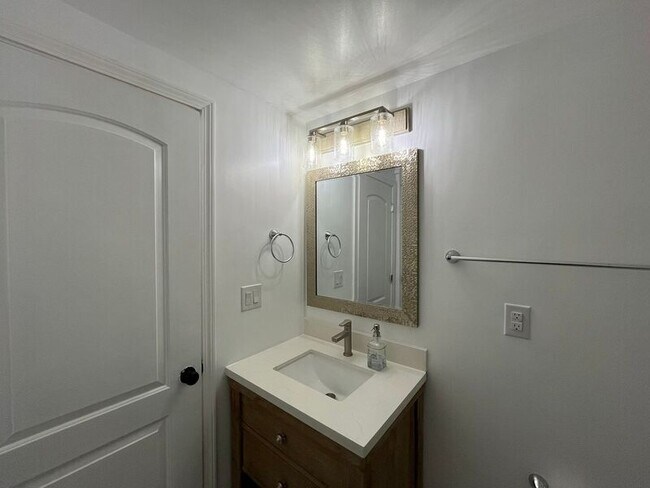 Building Photo - 1116 E Geer St