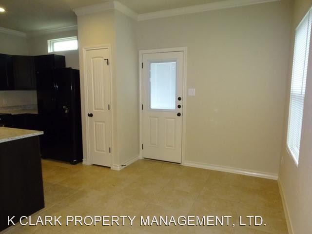 Building Photo - 3 br, 2.5 bath House - 6942 LAKEVIEW DR #102