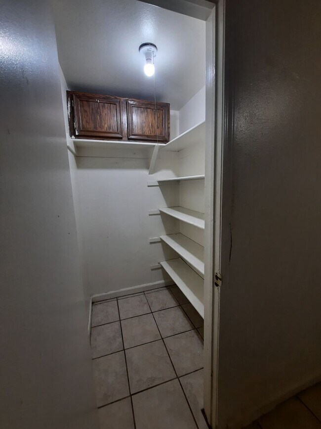 Building Photo - Now Leasing: Updated 2BR in Golden 4-Plex ...