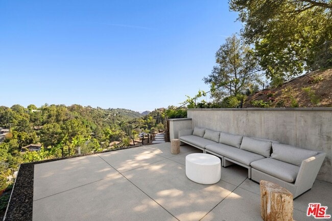 Building Photo - 15438 Mulholland Dr