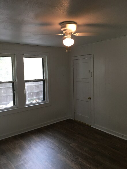 Building Photo - 707 N Lamar Ave