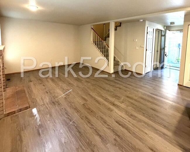 Building Photo - 2 Bedroom Townhome in Gig Harbor - New Flooring!