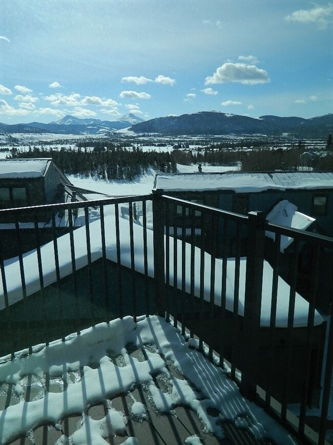 Building Photo - Summer Seasonal Rental- Lake Forest E301