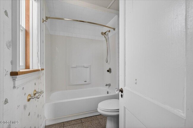 Building Photo - 204 Saratoga Ave