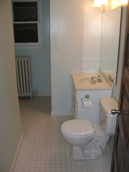 Building Photo - 627 Ontario St SE