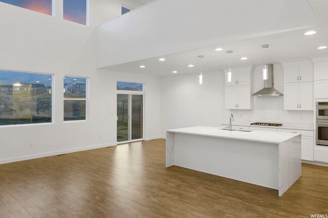 Building Photo - Stunning Home Right on the Golf Course!