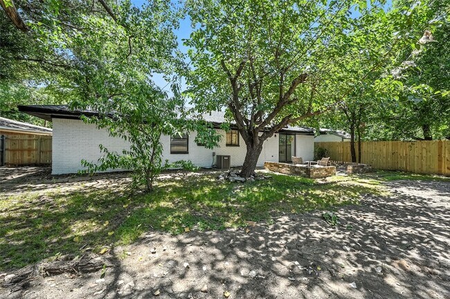 Building Photo - 214 Dorris Dr