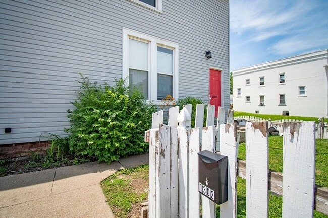 Building Photo - Large 3 Bedroom in Dahlman