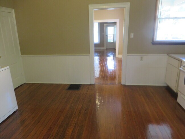 Building Photo - Two Bedroom Home with a bonus room/3rd bedroom in Historic District (Williams-Woodland Historic P...