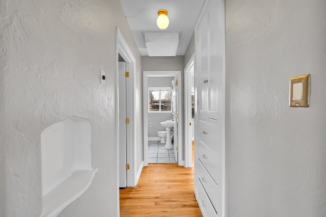 Building Photo - $2,540.95, 3 bed, 1 bath located in Denver with a newly renovated kitchen and In Unit Laundry!