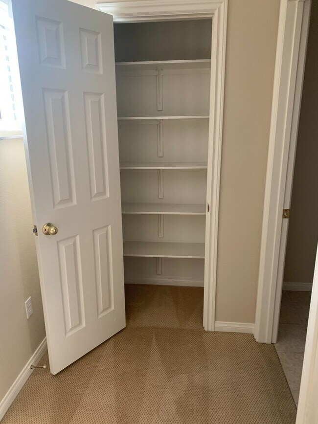 Building Photo - Cozy Two Bed Home