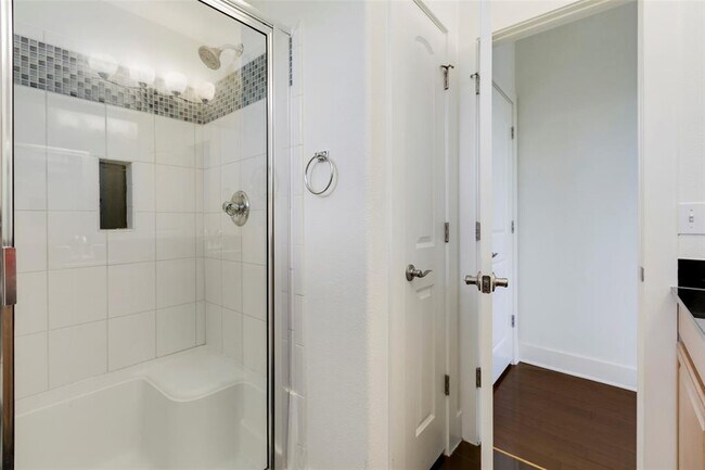 Building Photo - 13420 Lyndhurst St