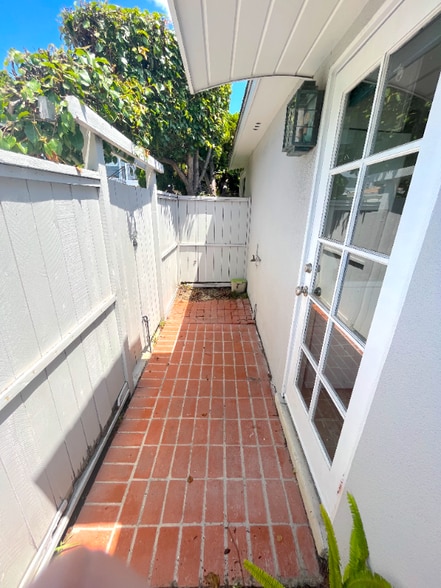 Building Photo - 666 Glenneyre St