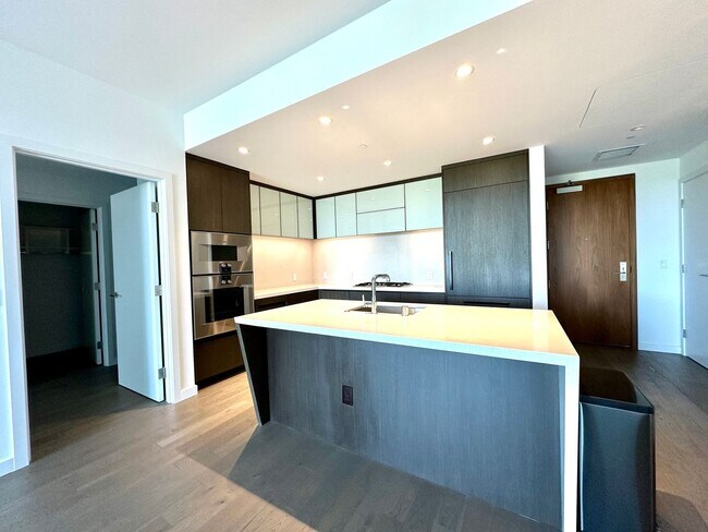 Building Photo - 1Bd/1.5Ba Bellevue Condo