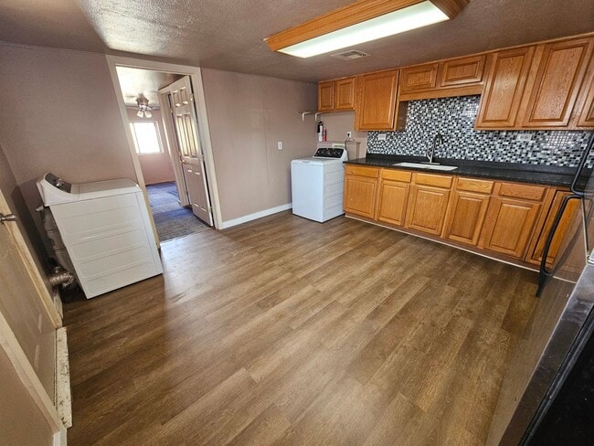Building Photo - 2 Bedroom/2 Bath Home with Refrigerated Ai...