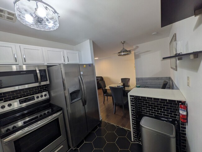 Building Photo - Newly Renovated 1-Bedroom Condo in the Hea...