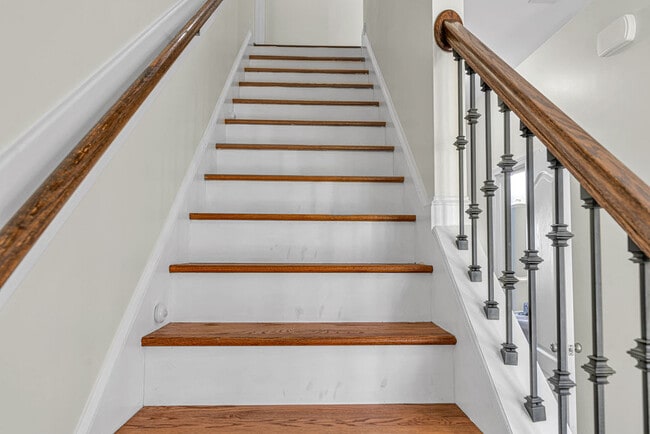 Building Photo - 218 Maidstone Dr