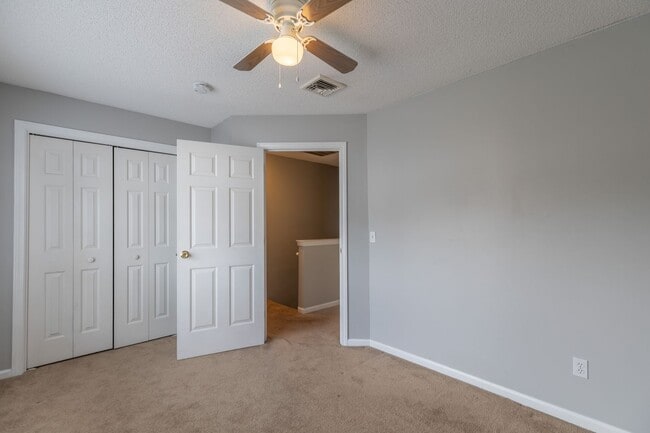 Building Photo - Multi Level Updated 2 Bedroom Condo