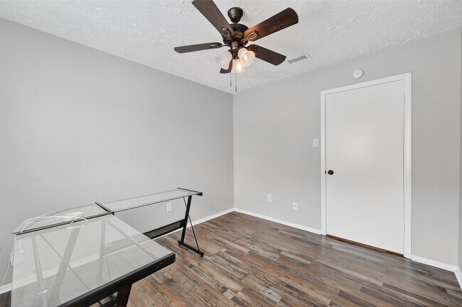 Building Photo - 15806 Pfeiffer Dr