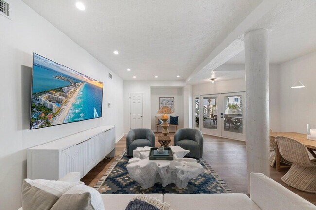 Building Photo - 169 Pompano St