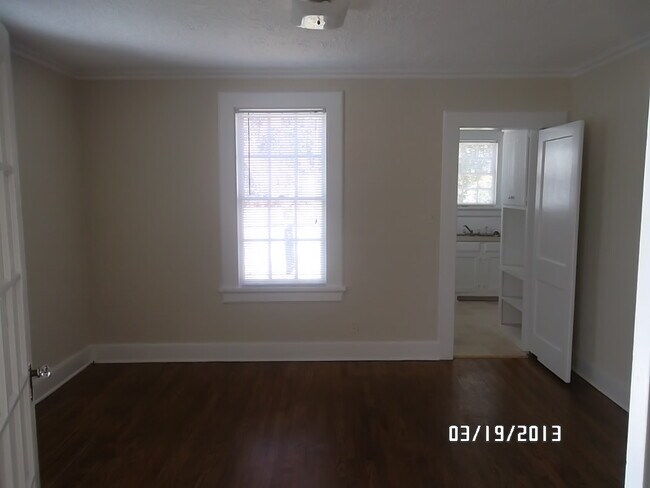Building Photo - r1905b