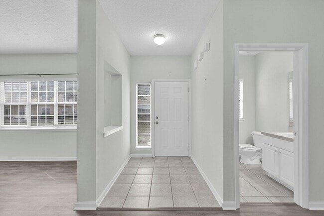 Building Photo - Bright and Spacious Townhome in Gate Community