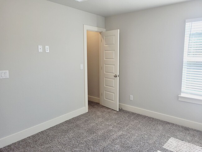 Building Photo - Beautiful SFH Available For Rent! Located ...