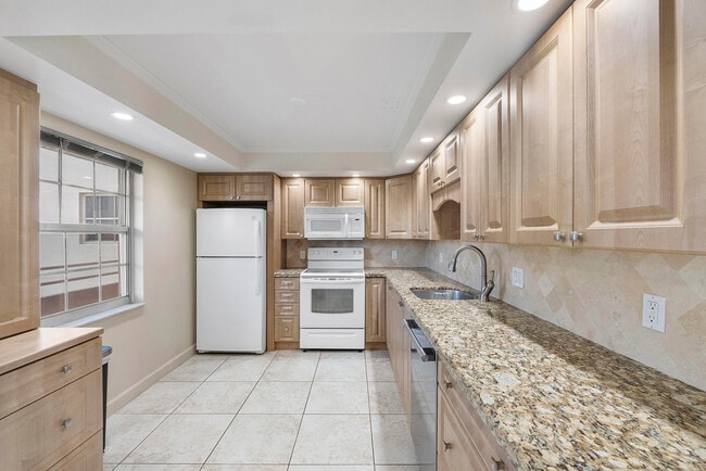 Building Photo - 3900 Oaks Clubhouse Dr