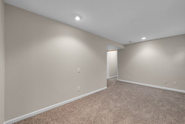 Building Photo - $2,095.00, 3-bed + Bonus room, 2.5 bath, l...