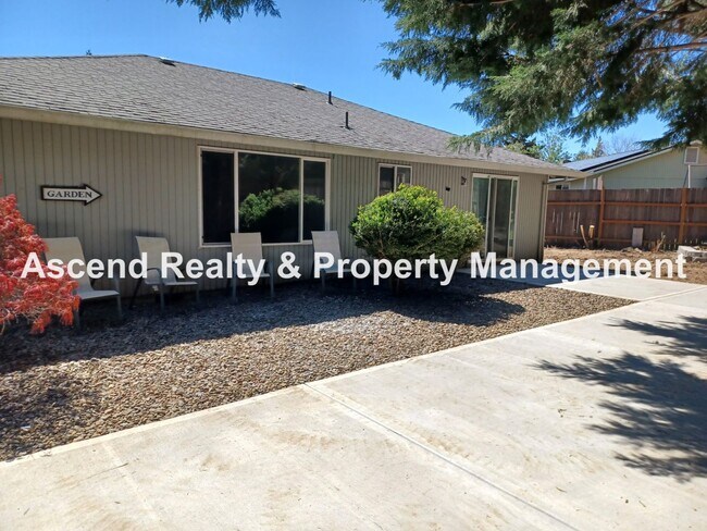 Building Photo - Remodeled Ranch on CuldeSac Large Fenced B...