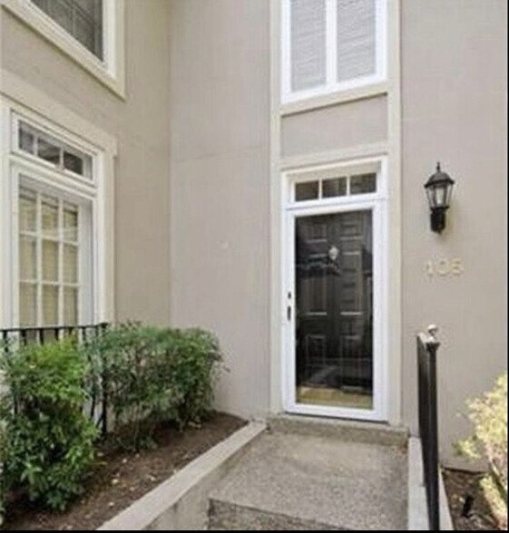 Building Photo - 105 Saint Charles Pl